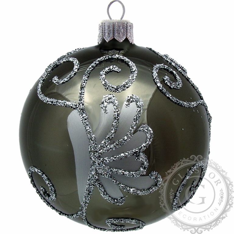 Šedá koule se stříbrnými ornamenty