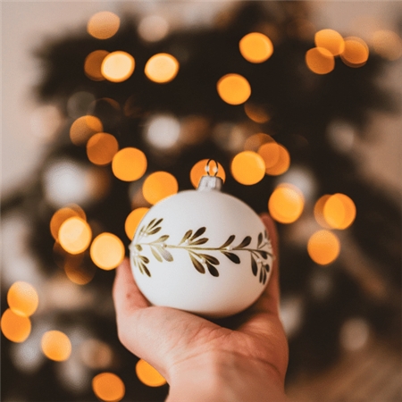 Porcelánovo biela banka s dekorom imela