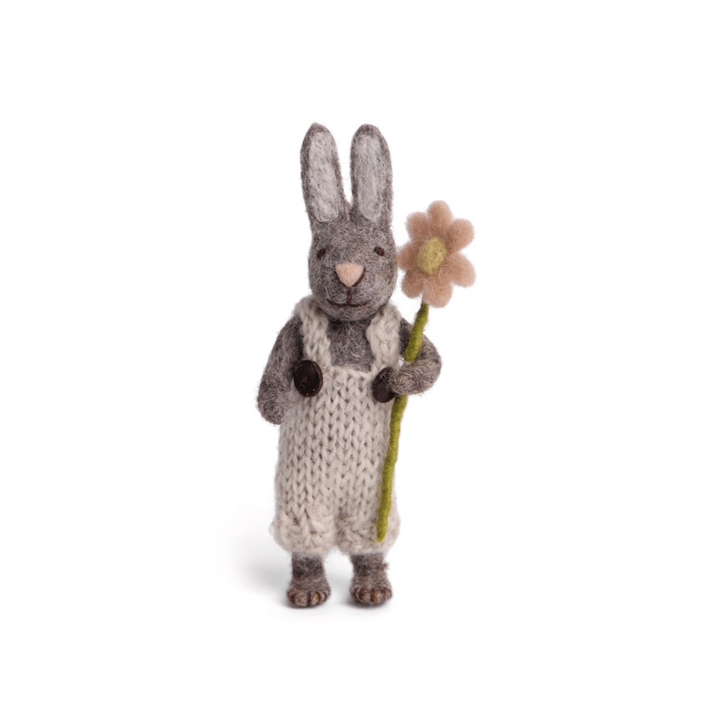 Plstený zajačik sivý s kvetinou