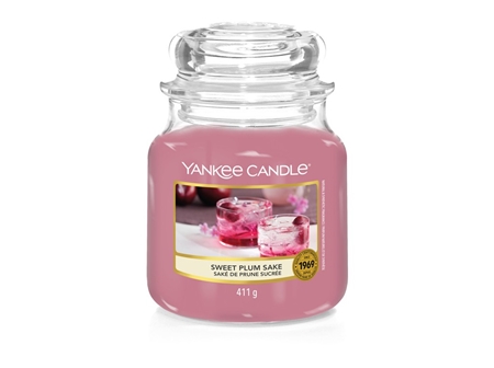 Vonná sviečka Yankee Candle SWEET PLUM SAKE classic stredná