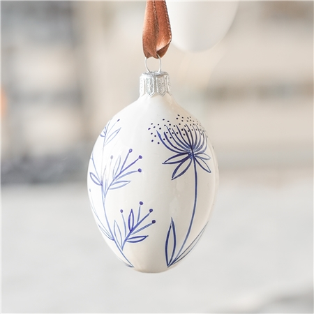 Porcelánovo biela kraslica s dekorom rastliniek