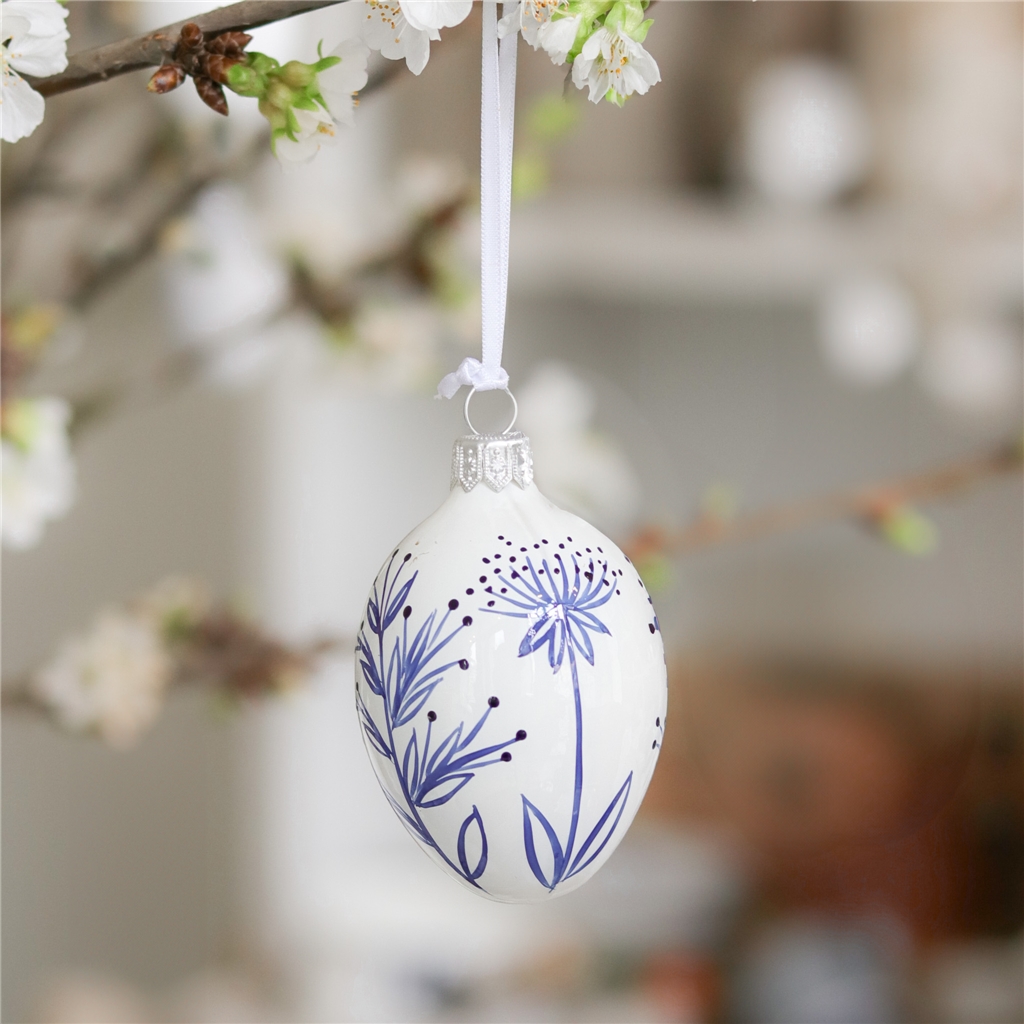 Porcelánové biele veľkonočné vajíčko s rastlinnou výzdobou