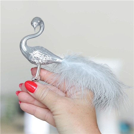 Šedomodrá labuť s kamienkami